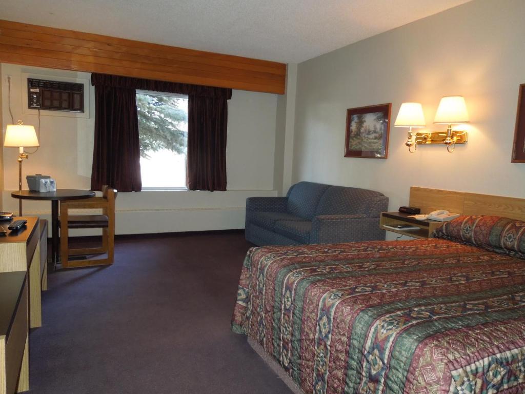 Un lugar para sentarse en Walking Eagle Inn & Lodge