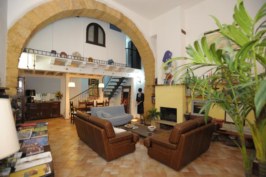 - un salon avec deux chaises et un canapé dans l'établissement Arco Ubriaco, à Agrigente