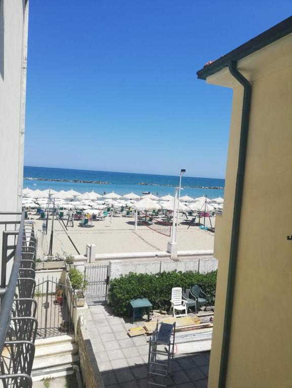 Общий вид на море или вид на море из гостевого дома
