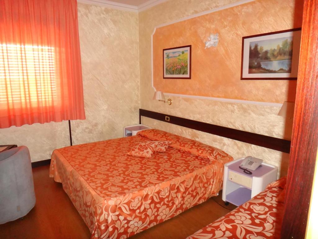 Postel nebo postele na pokoji v ubytování Benny Hotel