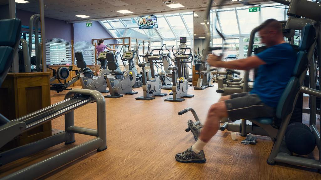 Fitness centrum a/nebo fitness zařízení v ubytování Cavan Crystal Hotel
