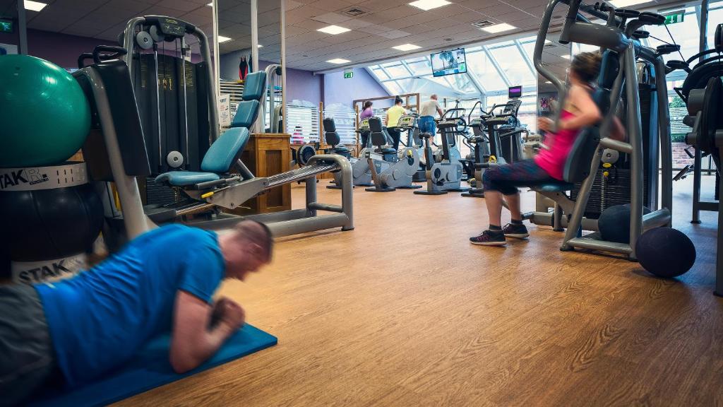 Fitness centrum a/nebo fitness zařízení v ubytování Cavan Crystal Hotel