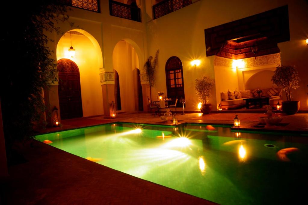 Bazén v ubytování Riad Shama Suites & Spa nebo v jeho okolí