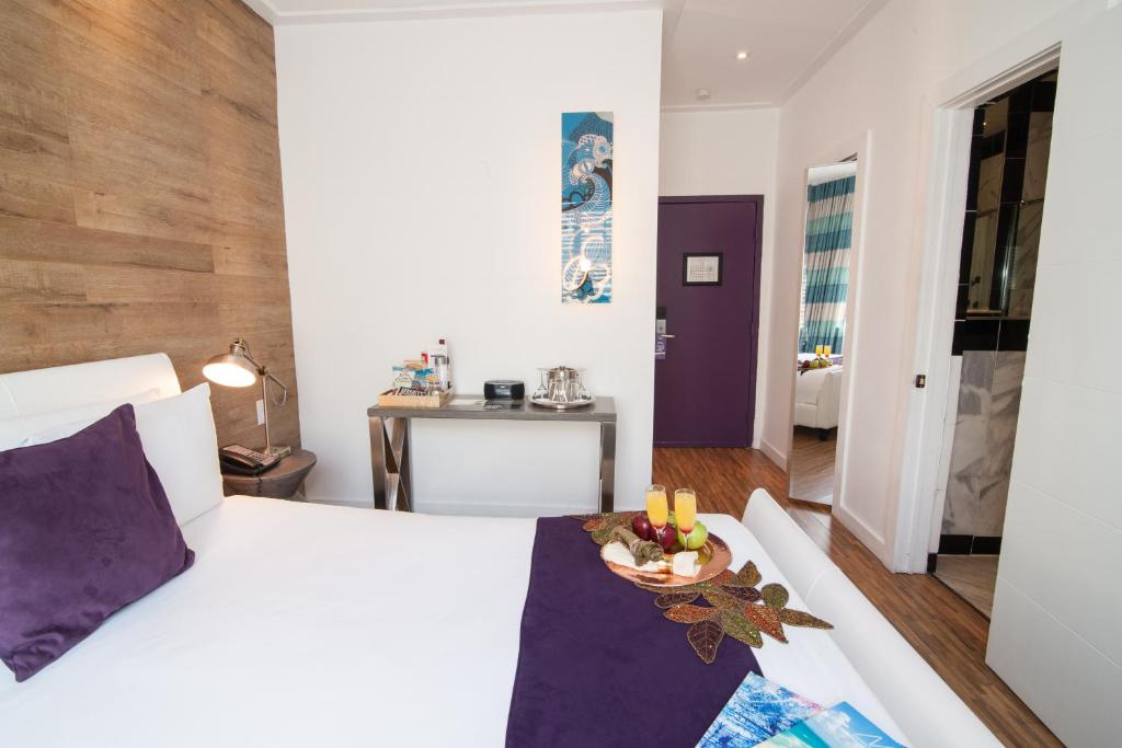 Postel nebo postele na pokoji v ubytování Shelley Hotel