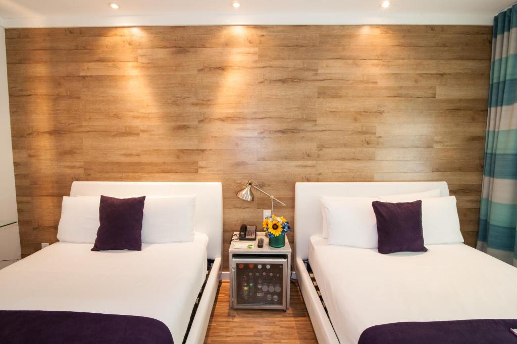 Postel nebo postele na pokoji v ubytování Shelley Hotel