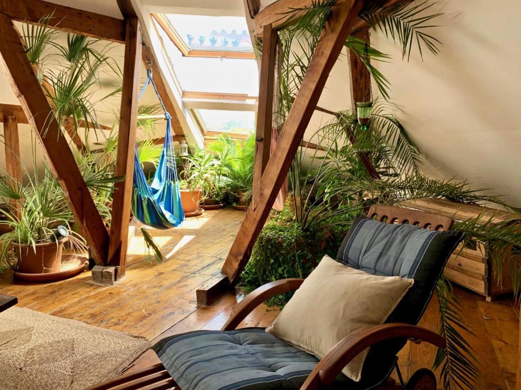 Charming central sunny penthouse في لشبونة: غرفة بها أريكة وبعض النباتات