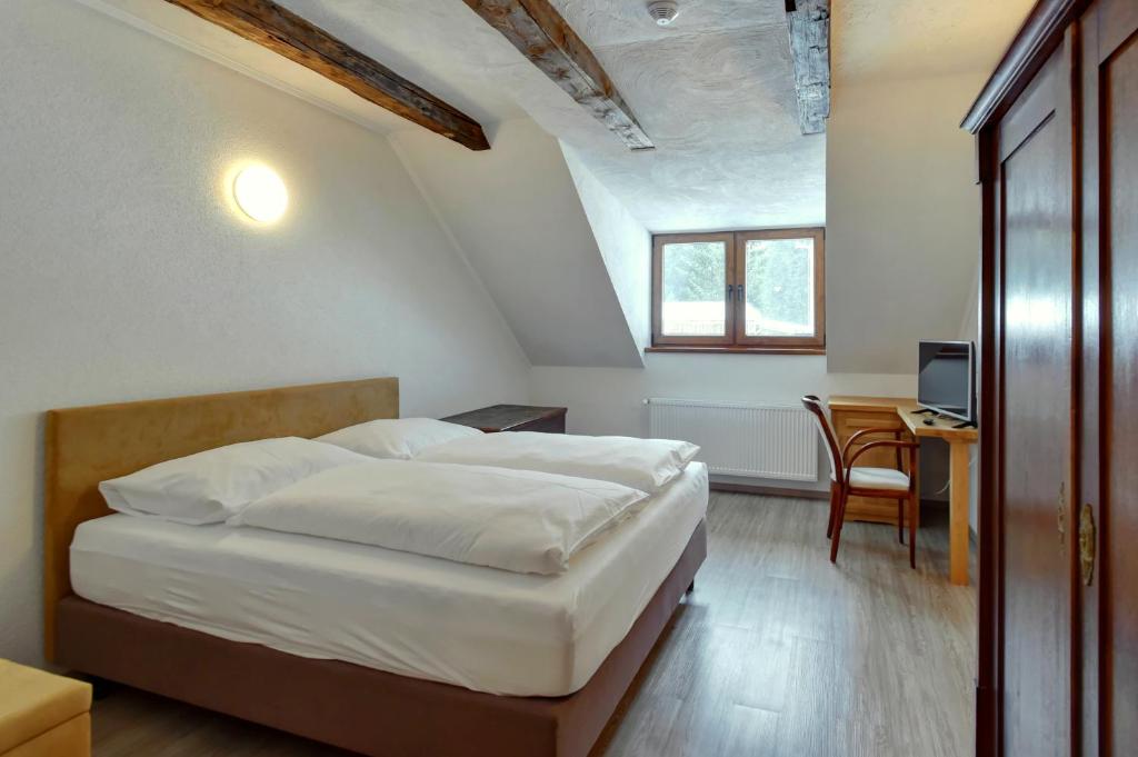Posteľ alebo postele v izbe v ubytovaní Zamecka Fortovna Obora - Forester House