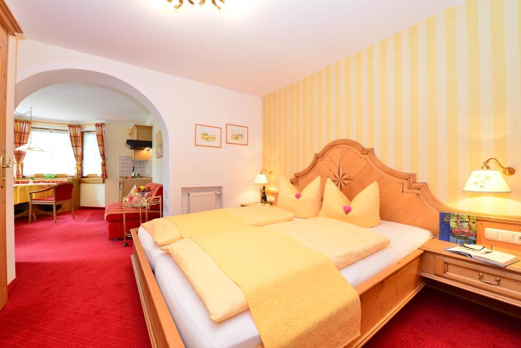Postel nebo postele na pokoji v ubytování Hotel Garni Ingeborg