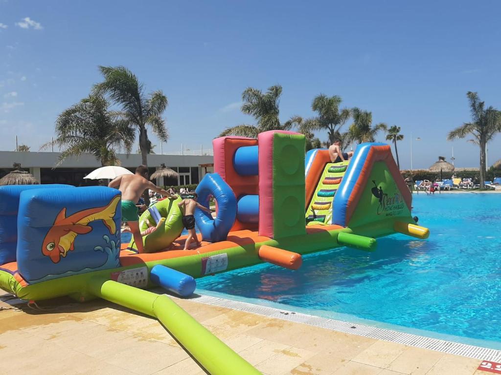 Bazén v ubytování Hotel Puerto Bahía & Spa nebo v jeho okolí