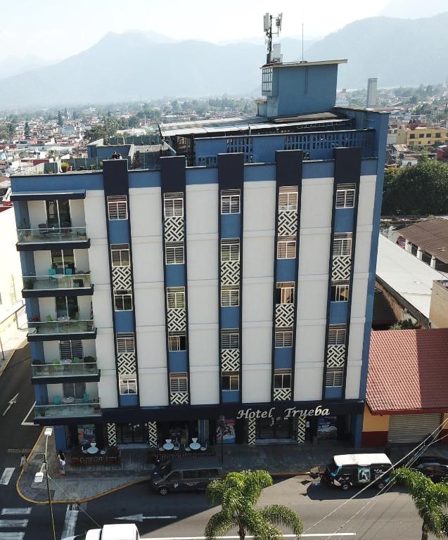 Nespecifikovaný výhled na hory nebo výhled na hory při pohledu z hotelu