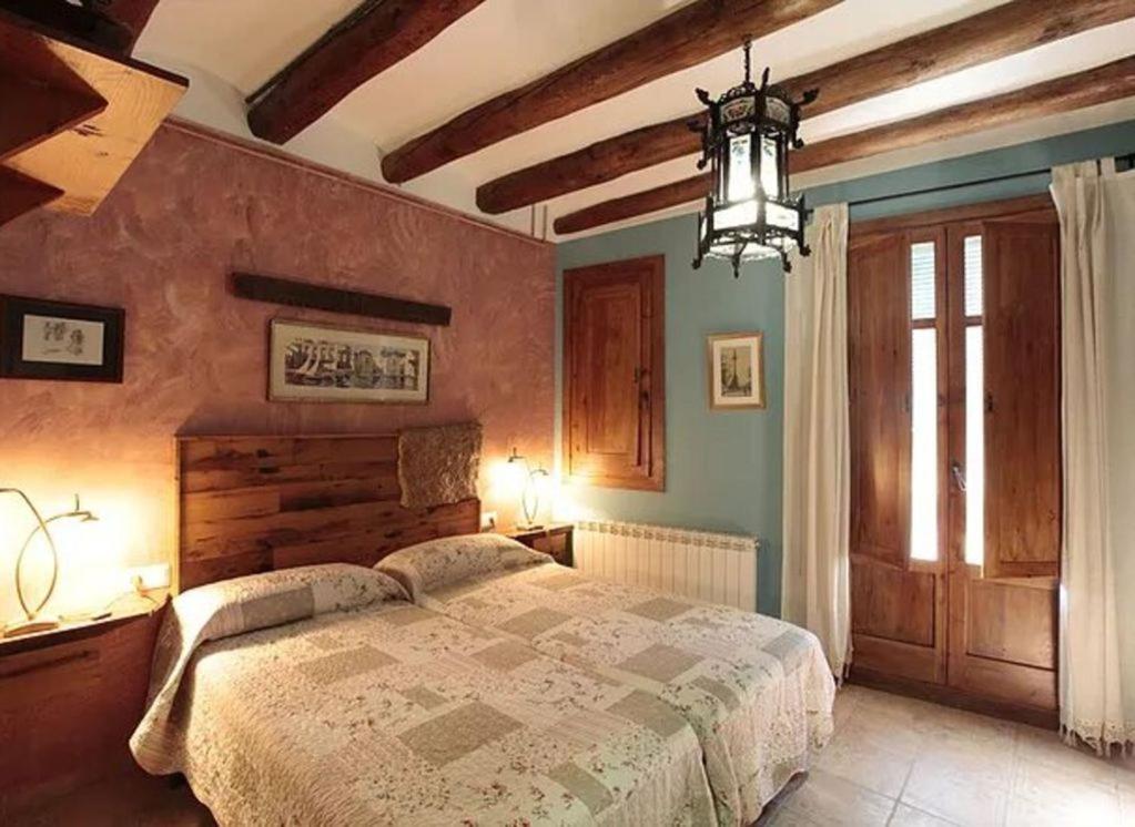 Tempat tidur dalam kamar di La casa blava del Segre