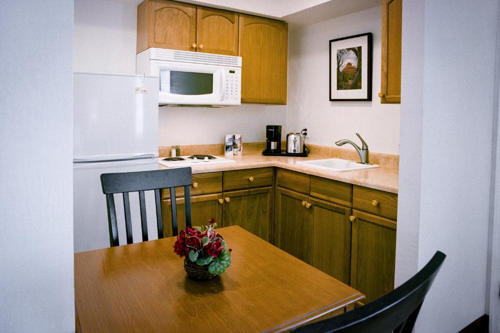 Kuchyň nebo kuchyňský kout v ubytování Pines Inn & Suites