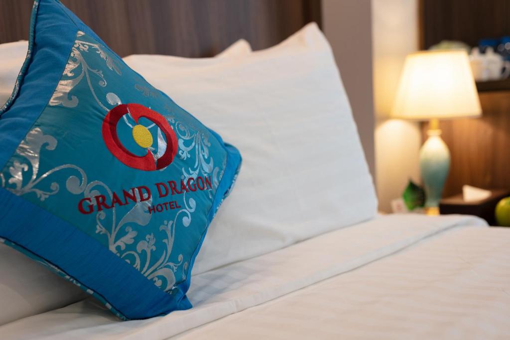 Postel nebo postele na pokoji v ubytování Grand Dragon Hotel Hanoi