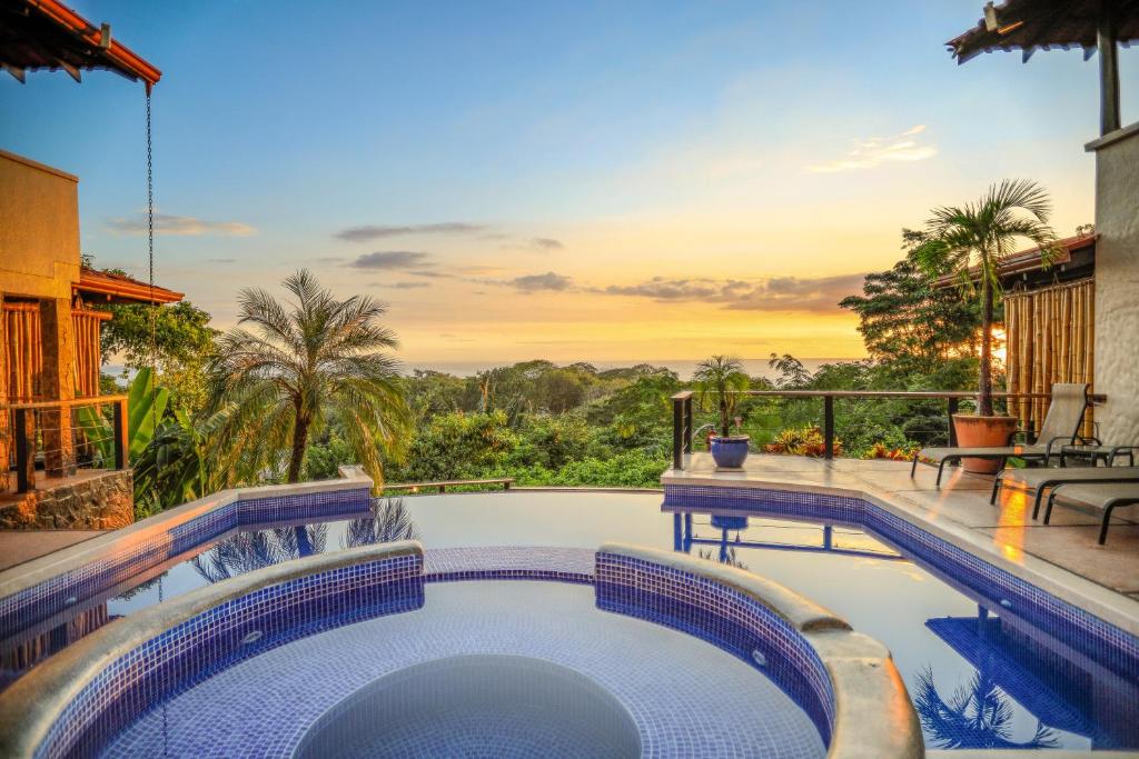 einen Resortpool mit Blick auf den Dschungel in der Unterkunft Casa Marbella in Playa Santa Teresa
