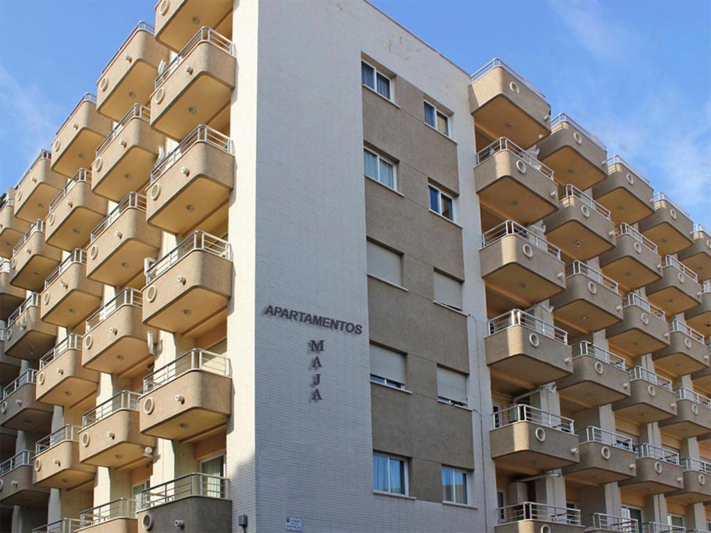 un edificio alto con balcones a un lado. en Apartamentos Maja, en Benidorm