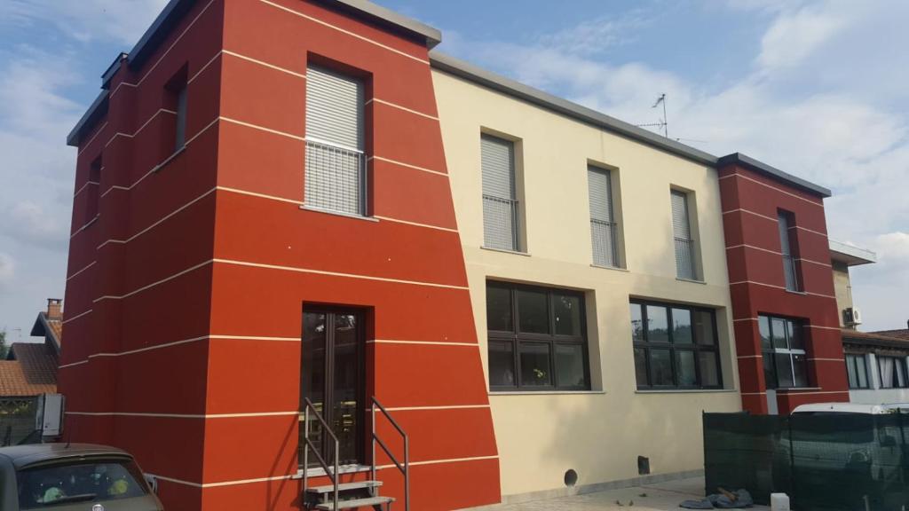 ein Gebäude mit einer orangefarbenen und weißen Fassade in der Unterkunft A casa di Titty in Somma Lombardo