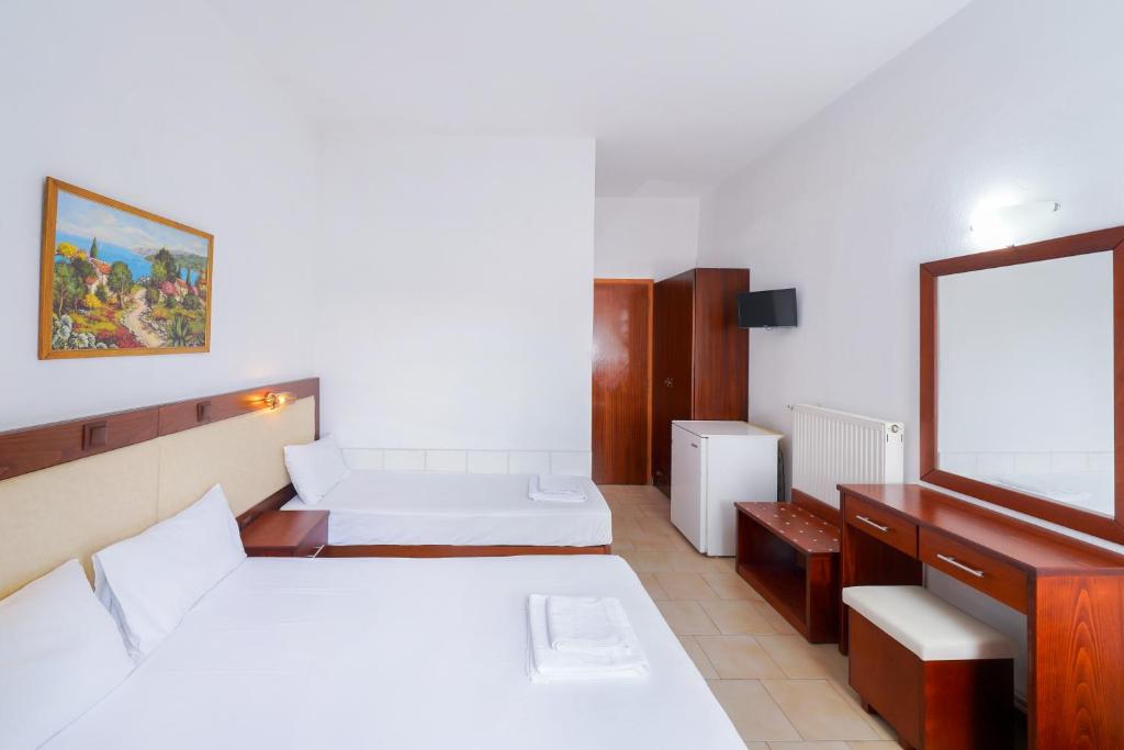 Postel nebo postele na pokoji v ubytování Chrissafis Hotel