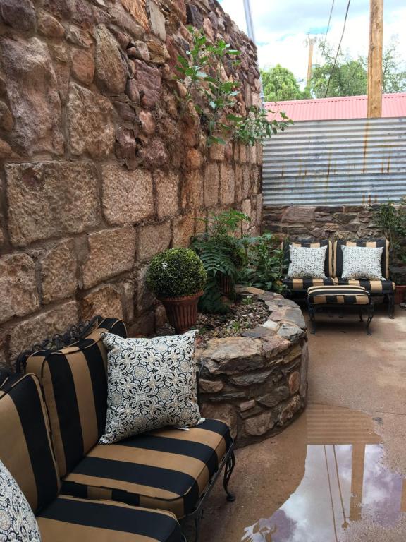 Posezení v ubytování Bisbee Brownstone Suites