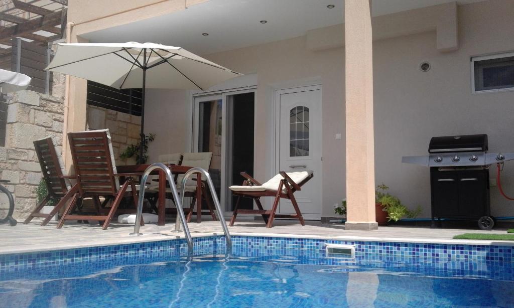 Bazén v ubytovaní “Theeporto” Maisonette with pool alebo v jeho blízkosti