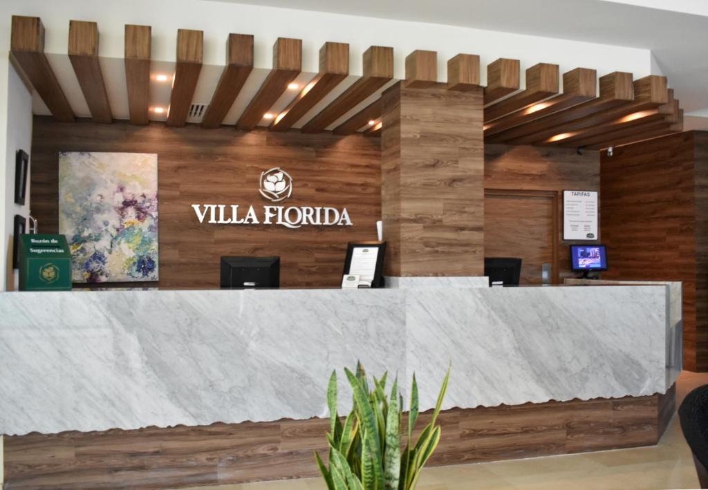 a lobby of a wellness hotel with a reception desk at Hotel Villa Florida Veracruz in Veracruz