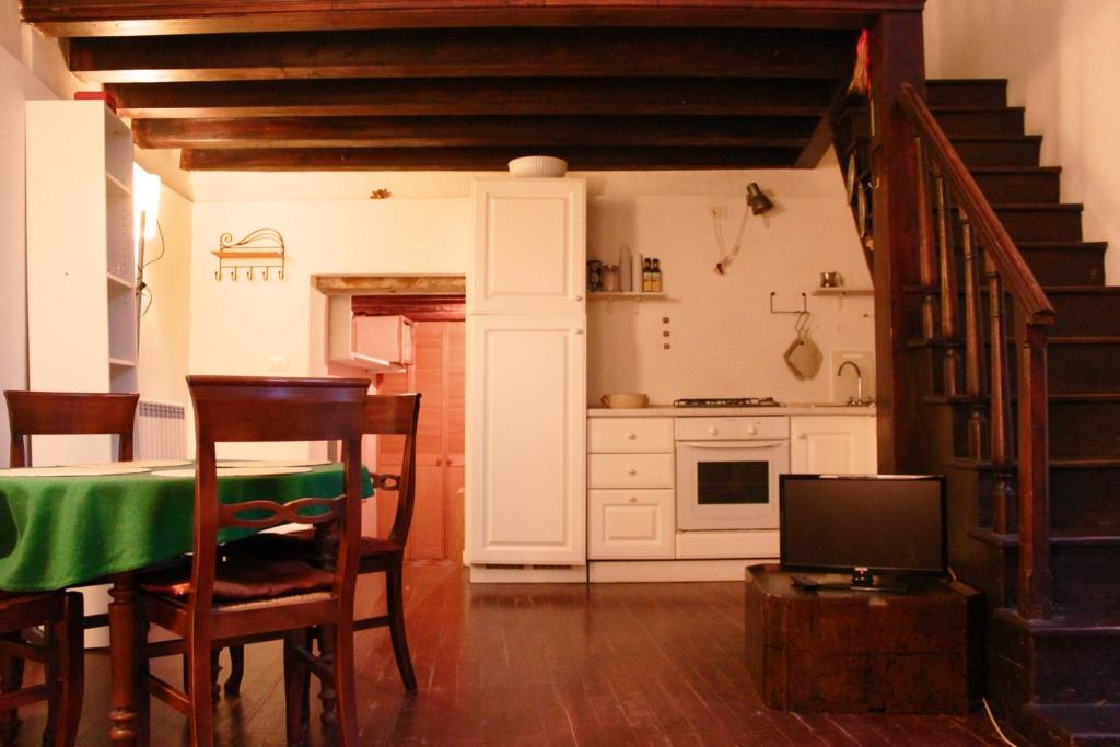 cocina con mesa y TV en una habitación en Mimi's studios, en Venecia