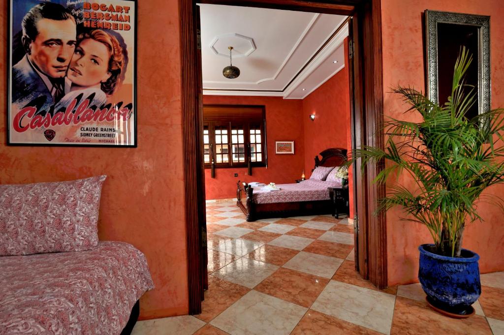 Una cama o camas en una habitación de LHOSTEL à Casablanca