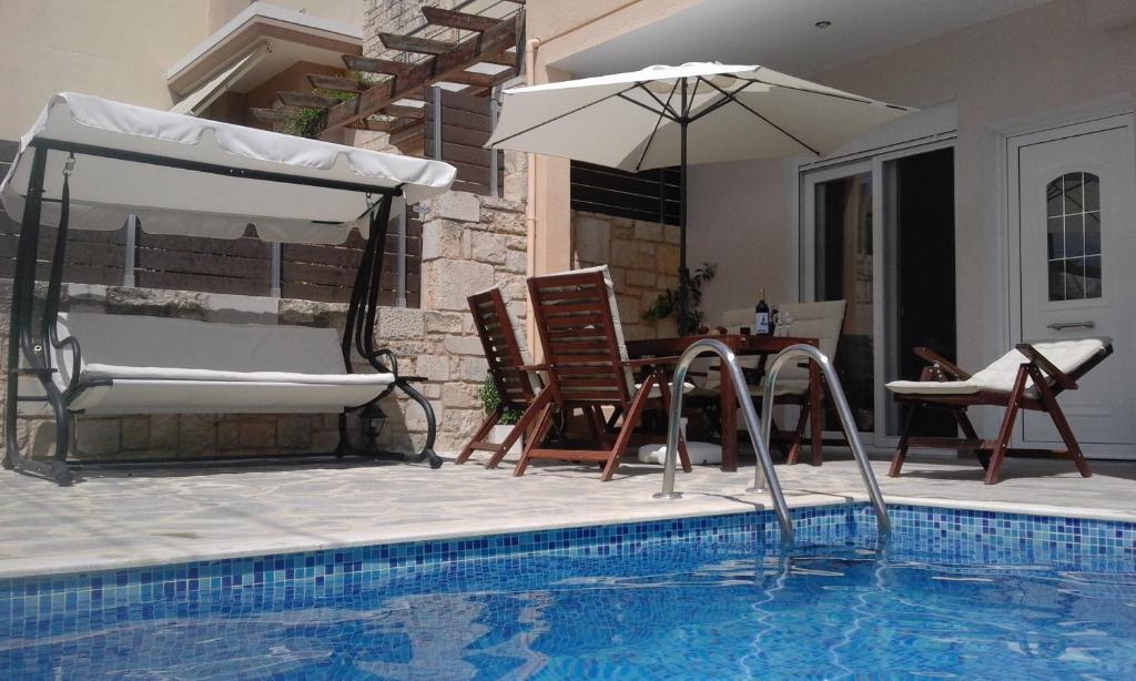Bazén v ubytovaní “Theeporto” Maisonette with pool alebo v jeho blízkosti