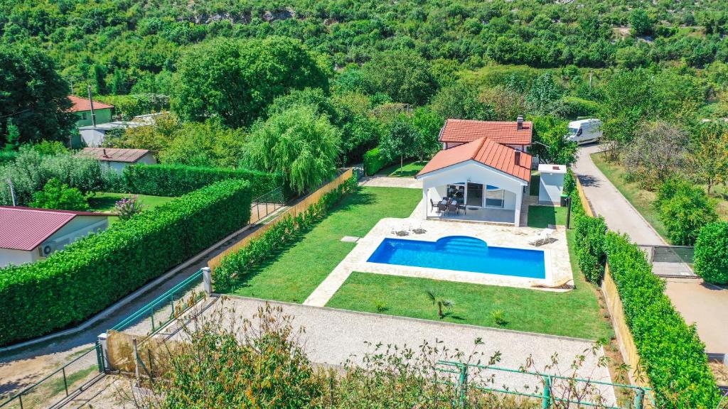 莫斯塔爾的住宿－Villa Mirna，享有带游泳池的房屋的空中景致