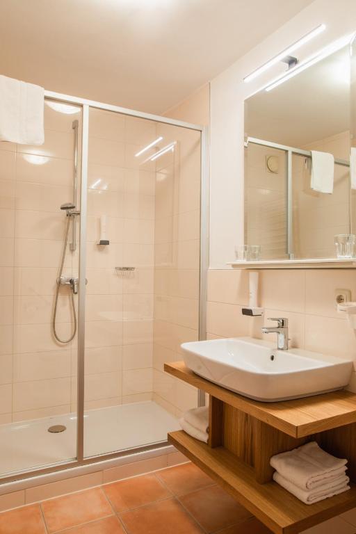un bagno con lavandino e doccia di Attergauhof a Sankt Georgen im Attergau