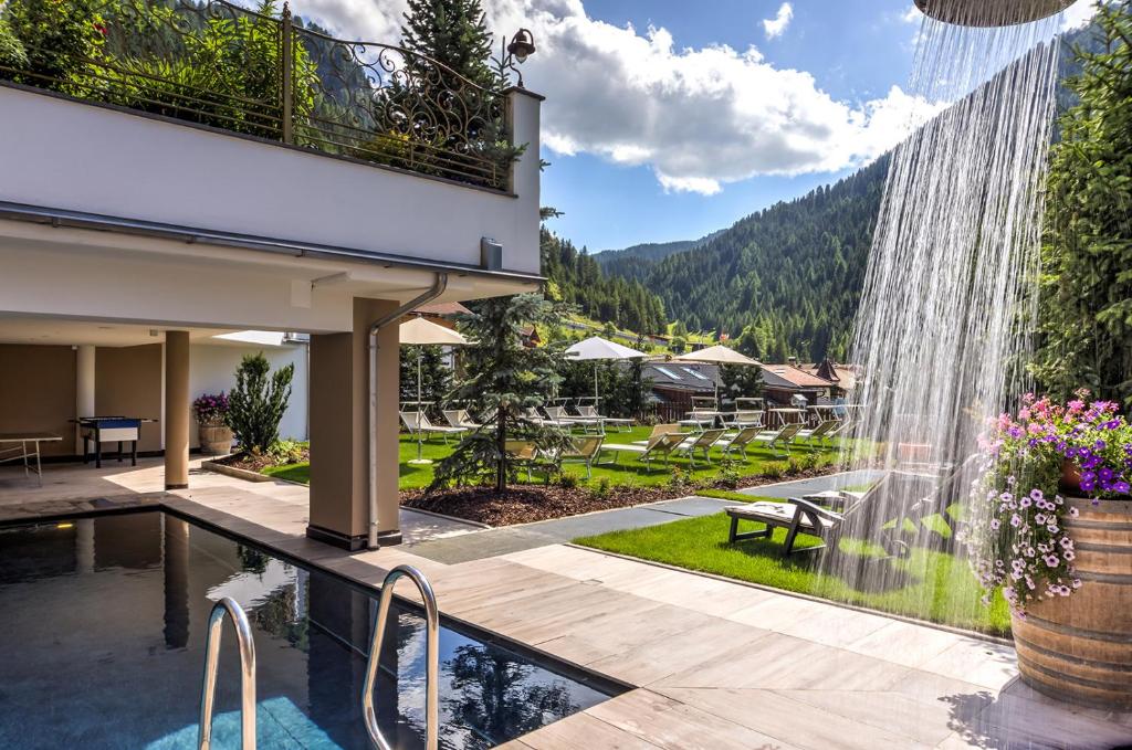 Nespecifikovaný výhled na hory nebo výhled na hory při pohledu z hotelu