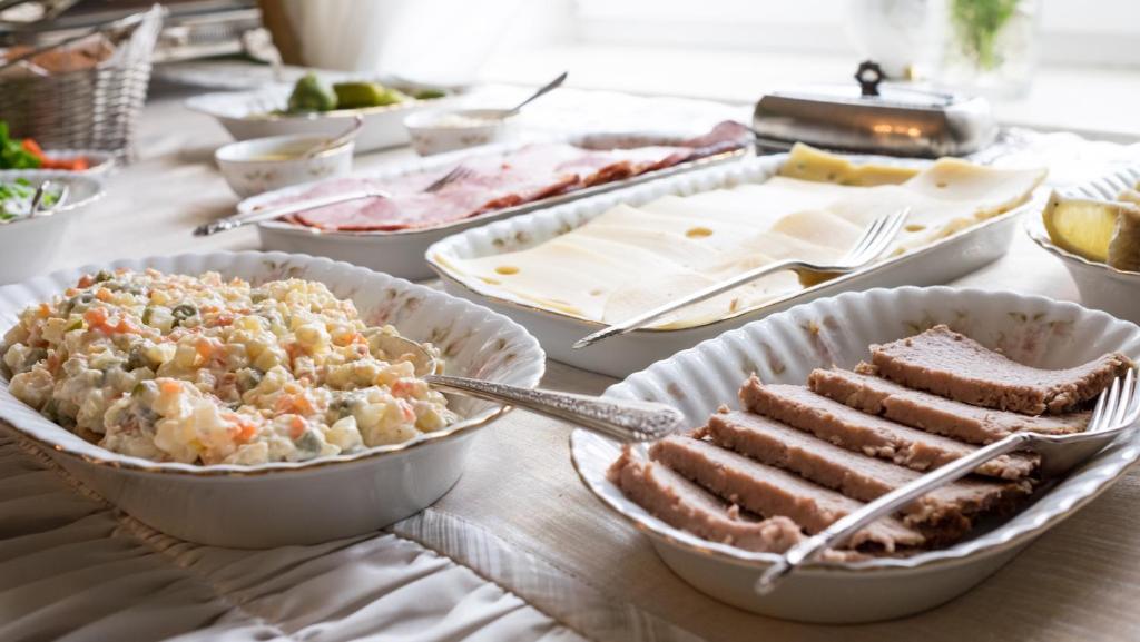 Jedlo v ubytovaní bed & breakfast alebo blízkom okolí