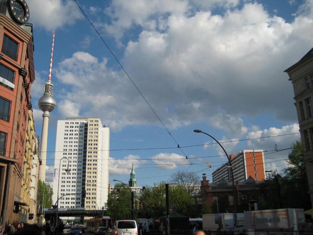 vistas a una ciudad con una torre de TV y edificios en Apartment Rochstrasse Berlin, en Berlín