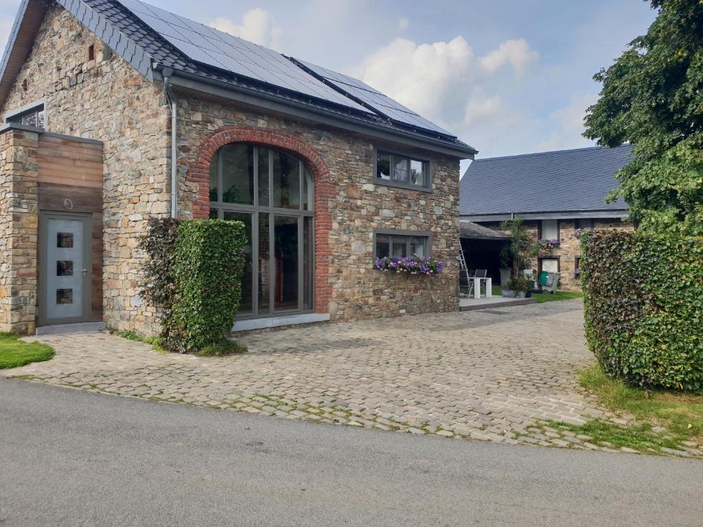 uma casa de tijolos com garagem em La villa du Tilleul em Stoumont