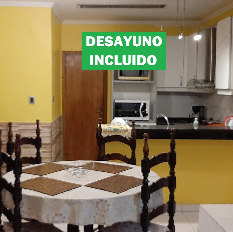 cocina con mesa y sillas en una habitación en SOCRA Centro, en Asunción