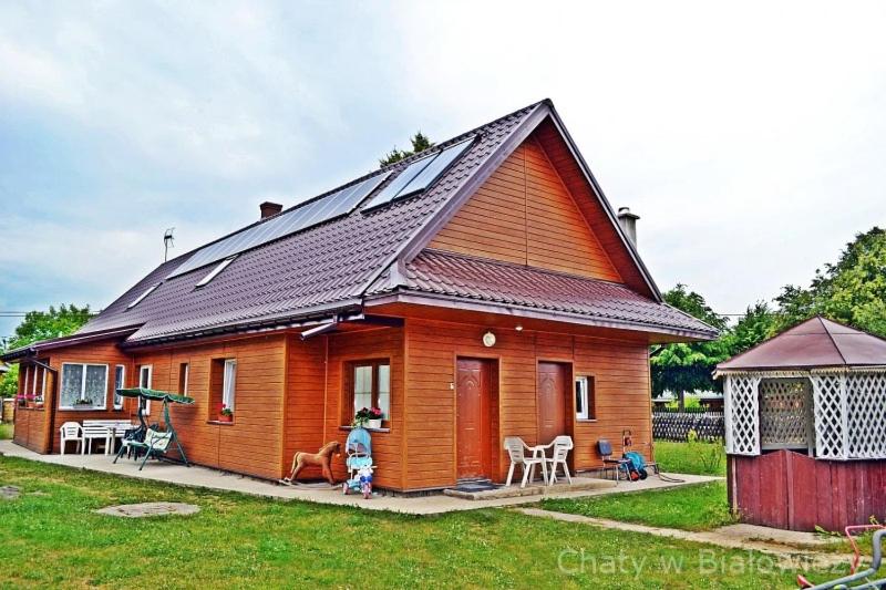 duży drewniany dom z altaną w obiekcie AgroJust w Białowieży