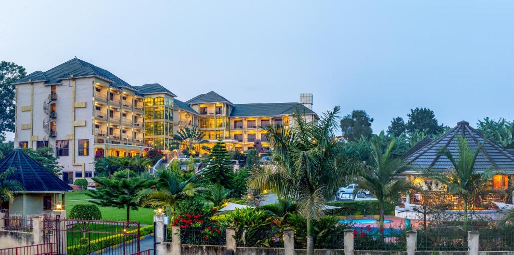vista sul resort dall'acqua di Nyaika Hotel a Fort Portal