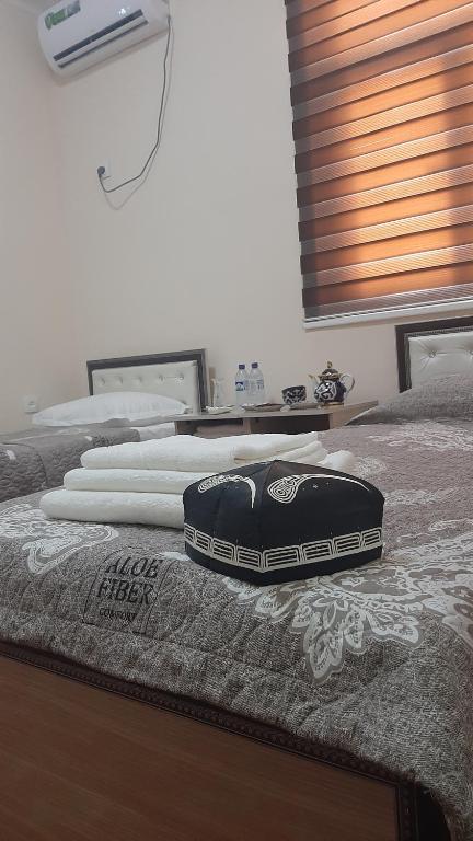 un letto con un cuscino sopra di Doppi a Khiva