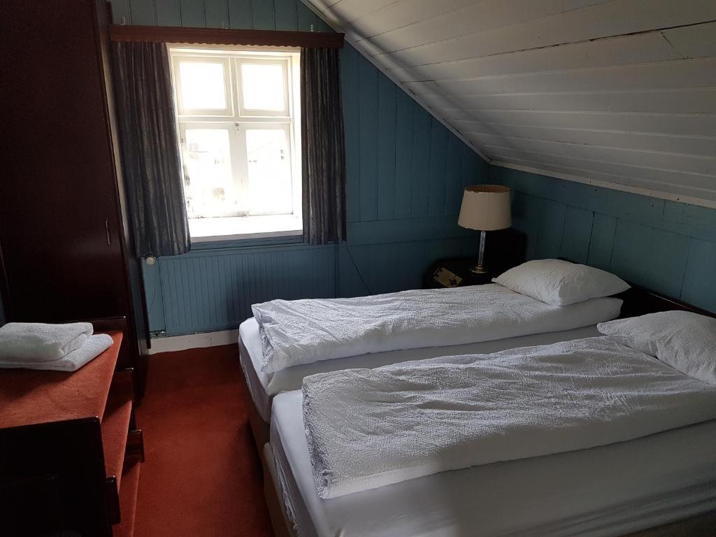 Postel nebo postele na pokoji v ubytování Guesthouse Gamli Bær