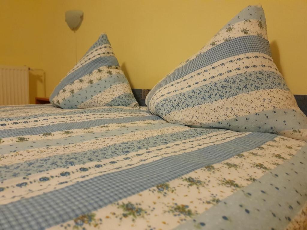 Postel nebo postele na pokoji v ubytování PENSIUNEA SCHWARTZY