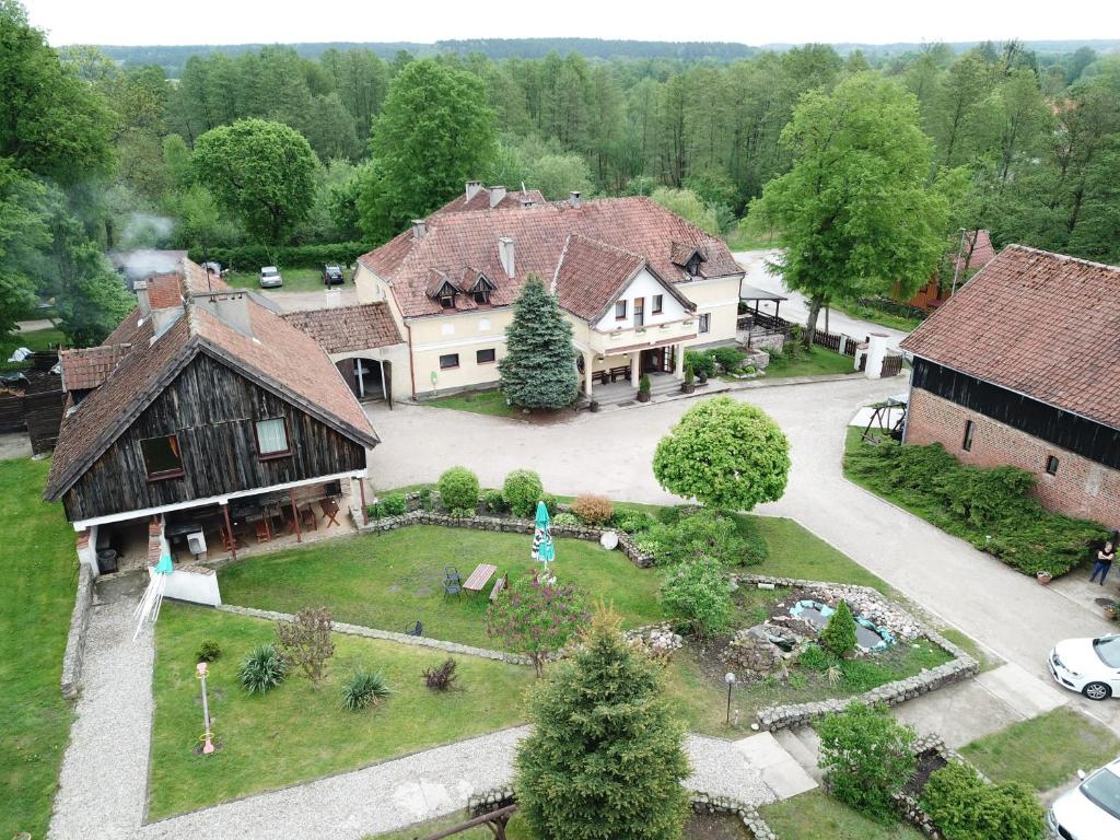 una vista aérea de una casa con patio en Folwark Tumiany Pokoje & Restauracja en Tumiany