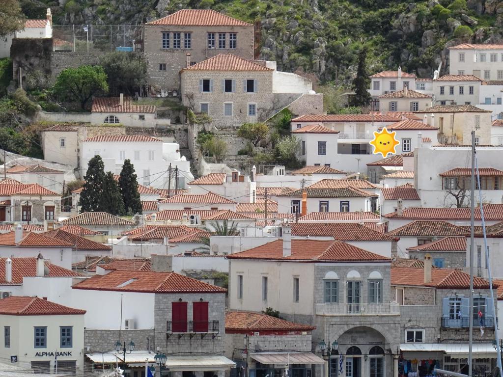 Nespecifikovaný výhled na destinaci Hydra nebo výhled na město při pohledu z apartmánu