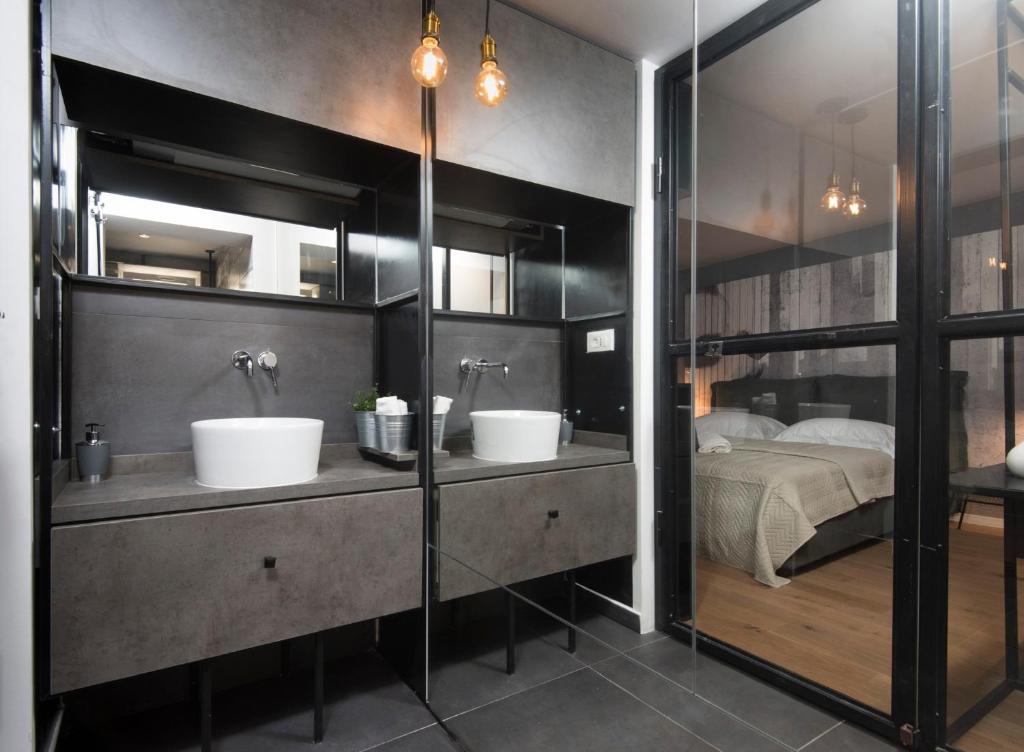 Voodi või voodid majutusasutuse Sibinicum luxury rooms toas