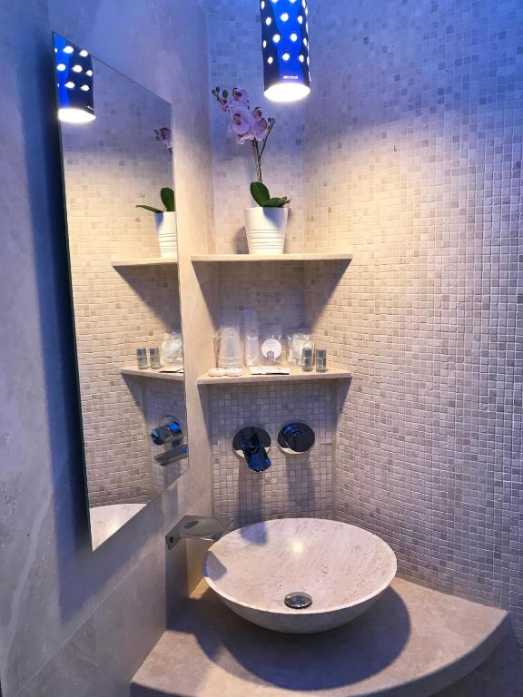 a bathroom with a sink and a mirror at La Polena Camere Vernazza - Suite vista mare in Vernazza