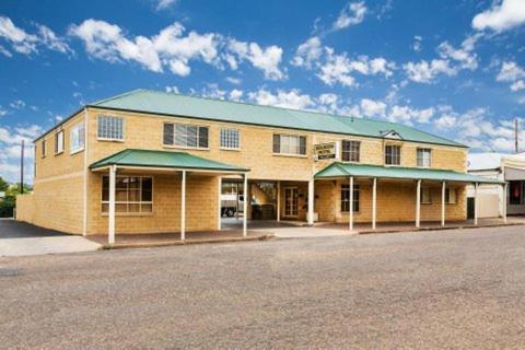 un gran edificio de ladrillo con techo verde en Soldiers Motel, en Mudgee