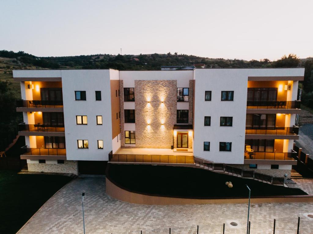 una vista exterior de un edificio con luces en Gaudi Accommodation en Cluj-Napoca