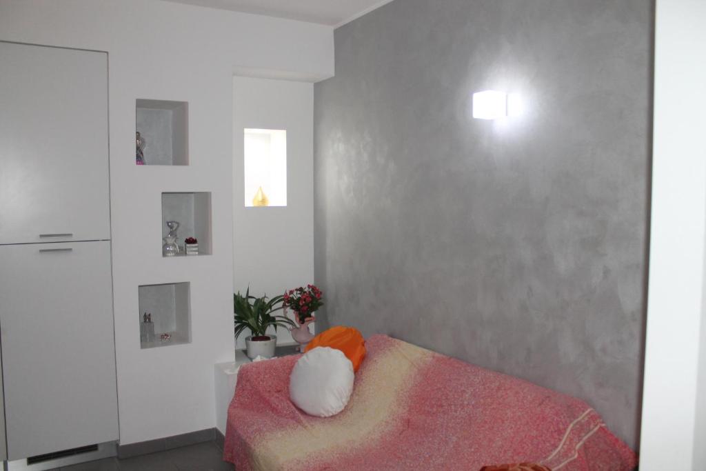 1 dormitorio con 1 cama con manta rosa en Appartamento MAREBEL, en Porto SantʼElpidio