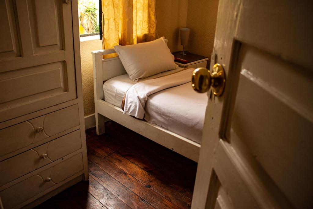 Postel nebo postele na pokoji v ubytování Hostal Loro Verde