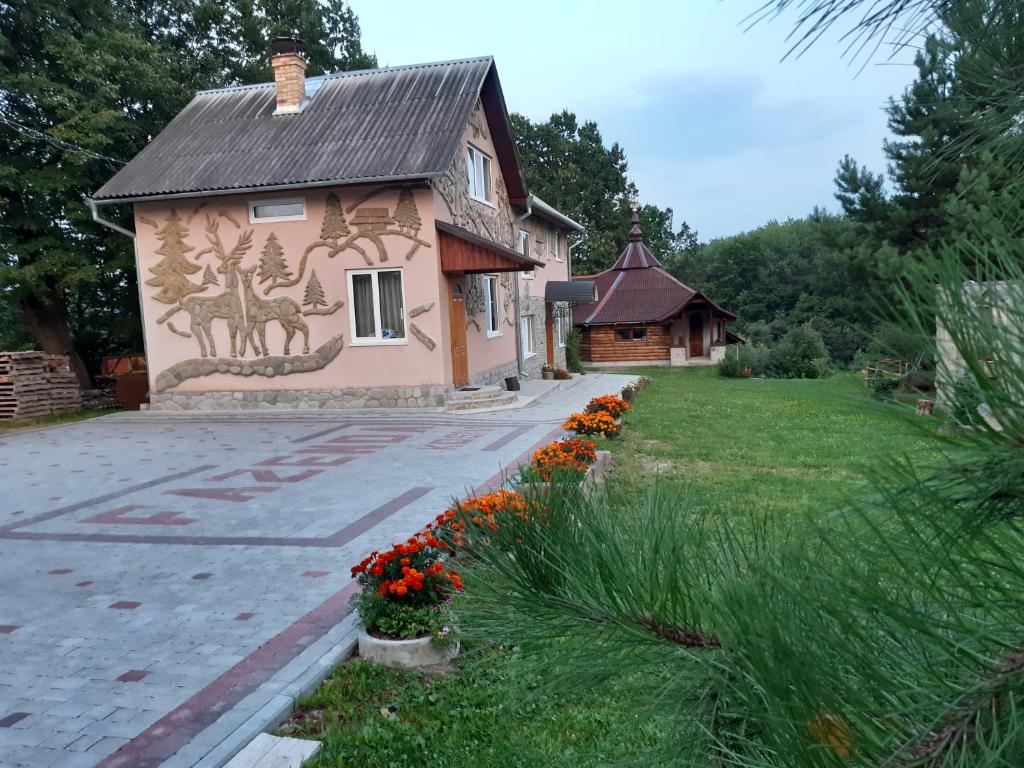 uma casa com um quadro ao lado em Fazenda Kosiv em Kosiv