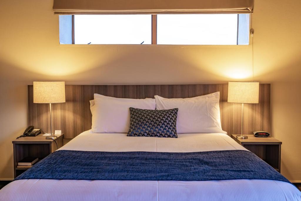 Postel nebo postele na pokoji v ubytování Kingsgate Hotel Dunedin