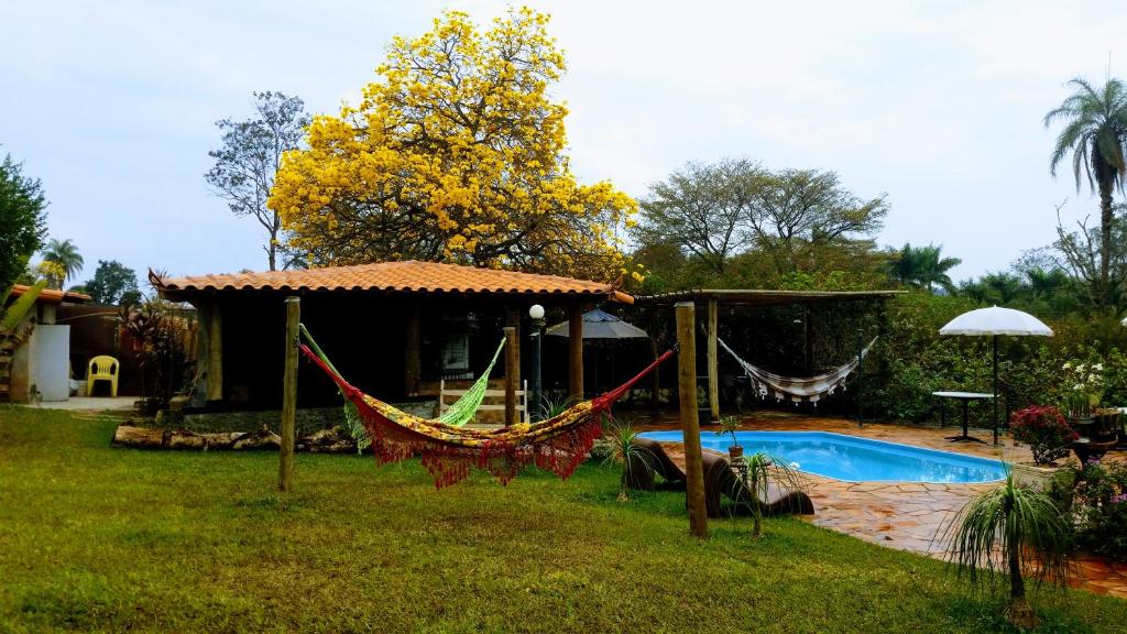 um quintal com uma rede de descanso e uma piscina em Estância das Angolas - Inhotim em Brumadinho